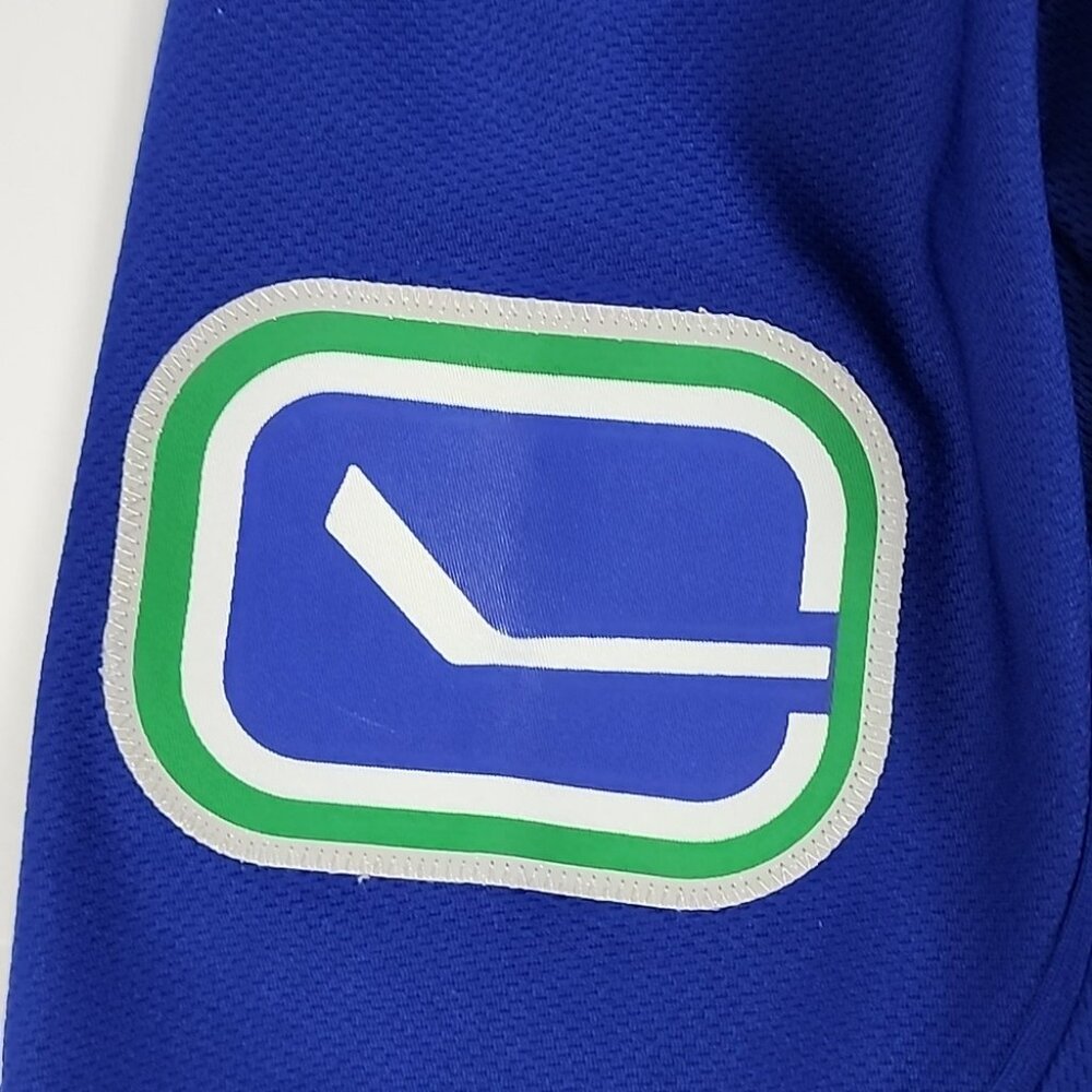 NHL Vancouver Canucks Youth Hockey Jersey Reebok Blue Classic Style Home Sz S/M - Picture 8 of 11